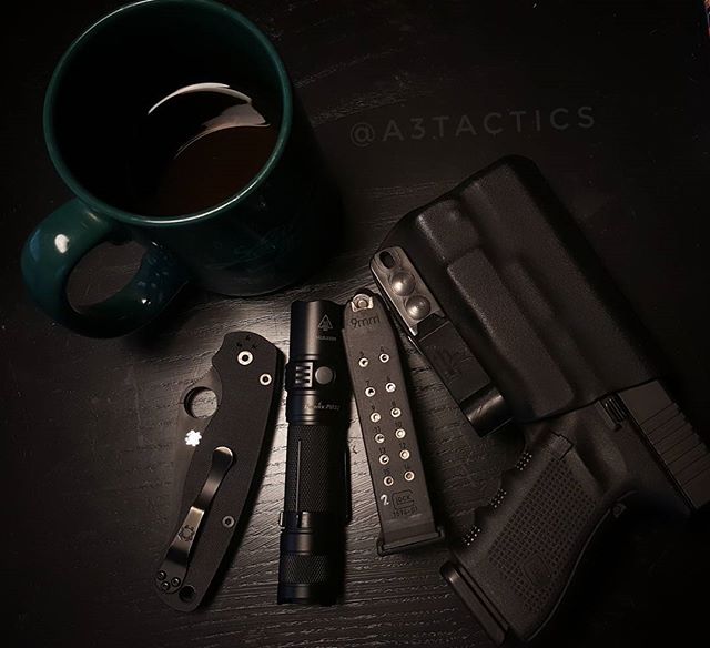 FenixLightingUS's tweet photo. Monday #edcdumps aren't complete without morning coffee! Thanks for the tag  @a3tactics 
#fenixlighting #flashlight #edc #carryeveryday https://t.co/33BqDJL1r9