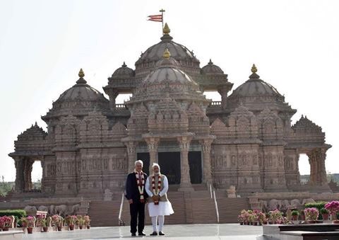 mediocregandhi's tweet photo. Sanskari pre-wedding photoshoot be like https://t.co/bwe5rmOCmq
