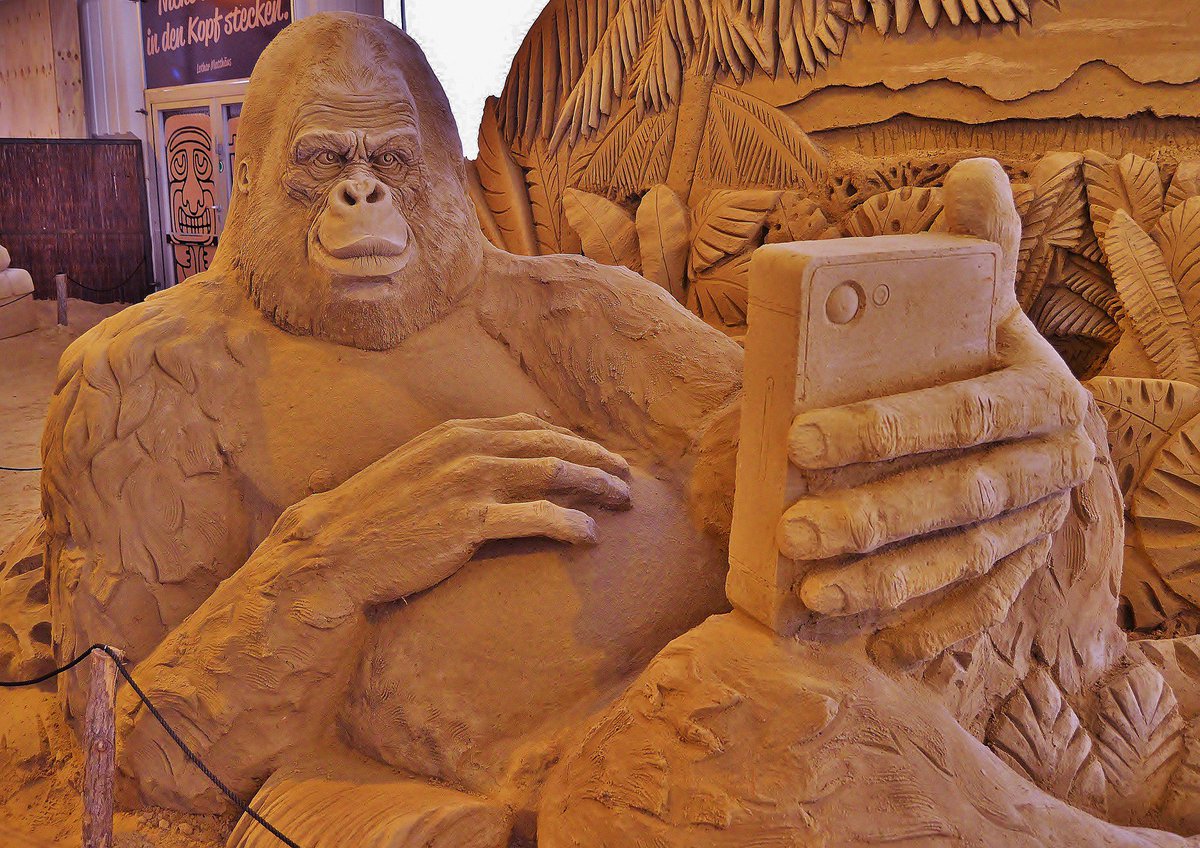MessageRewards's tweet image. Even sand sculptures have mobile devices.  If your not marketing to your customers through mobile, your missing the boat.  #morecustomers