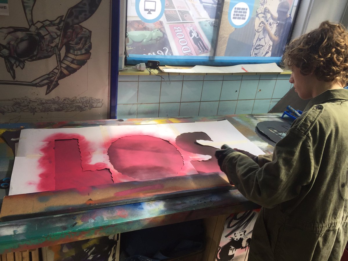 egbertegd's tweet photo. Cibap stagair Joey van het #Kunstenlab kwam vandaag even een "LOS infopunt" bord maken voor #hkLOS a.s zaterdag. #havenkwartier #deventer https://t.co/EYet4zqeZF
