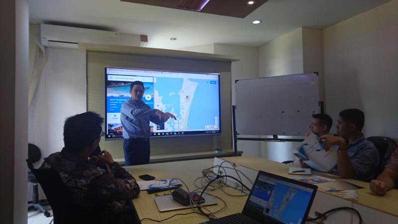 PacDataSys's tweet photo. Our GM, @PaulGapes back in #Indonesia. Presenting our SatVUE / LinkVUE technology @ BIG | Badan Informas Geospasial #Satellite #technology https://t.co/FfYeGoVxNL
