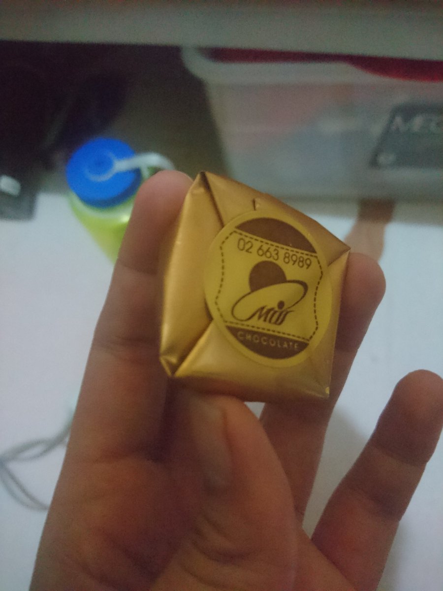 alyanamariel's tweet image. I am rewarding myself with a piece of chocolate after my measly 55 jump squats. #proofofpawis #howtojump #igiveup