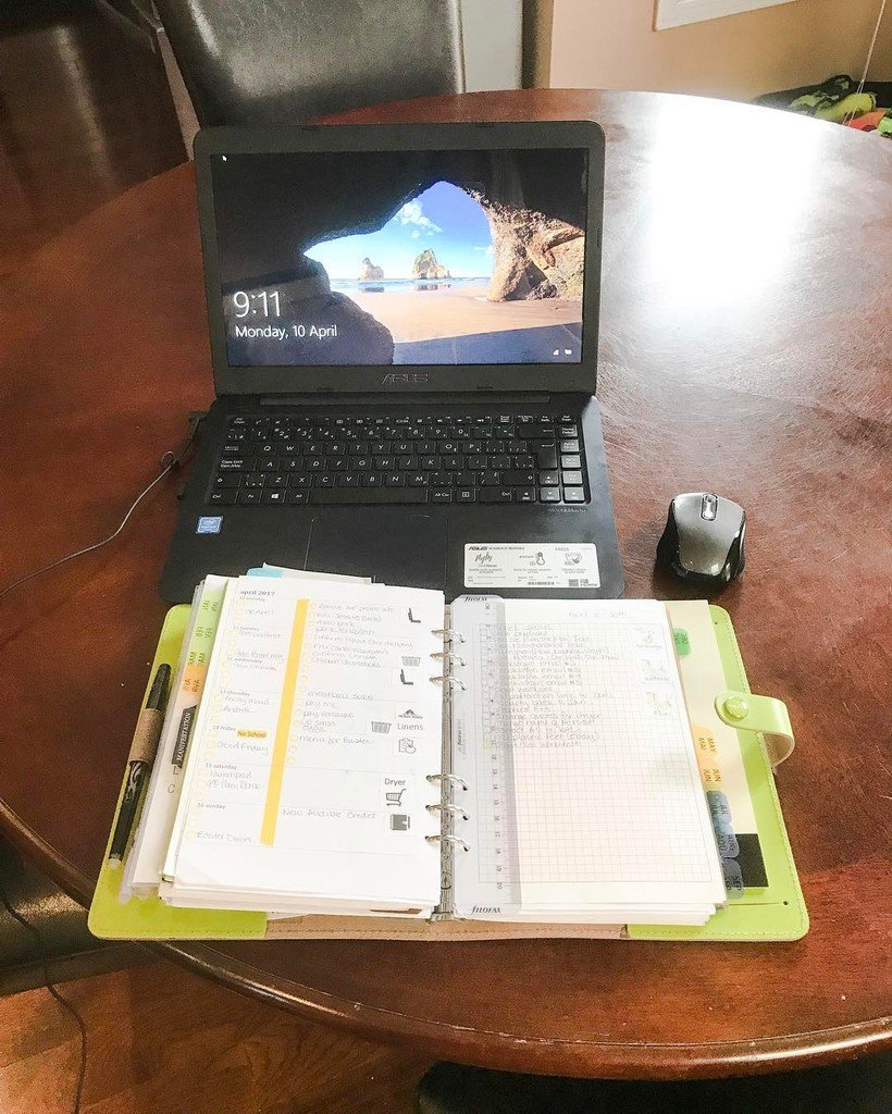 Dana_Gervais_'s tweet photo. #smallbizreality day 9 - my morning: planning for the week ahead πβ°πβ°π #plannerd #filofax #filofaxoriginal https://t.co/7YEGMH3XOw