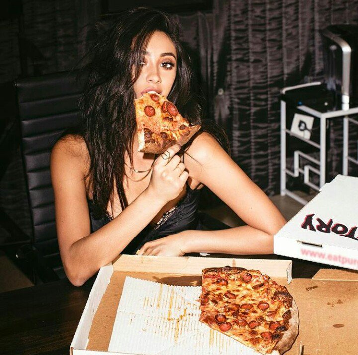 Quero chegar aos 30 linda, com corpo bonito, comendo pizza e sorvete igual a Shay 
HAPPY BIRTHDAY SHAY MITCHELL 