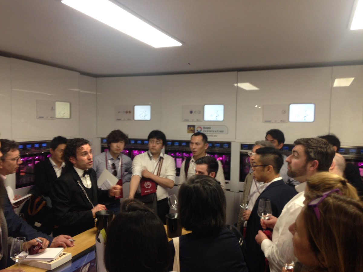 silviasartor94's tweet photo. East Asian buyers discovering #venetowines by Wine dispenser at #uvive #vinitalymfwc @VinitalyTour @ViniVenetiDOC https://t.co/YZsk4MfgFW