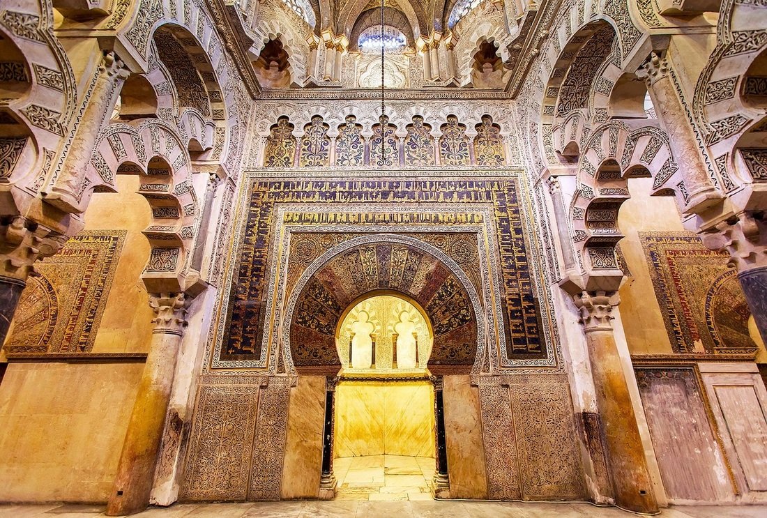 Mihrab ru. Кордова Мескита михраб. Михраб большой мечети Кордовы. Арабская архитектура михраб. Соборная мечеть в Кордове михраб.