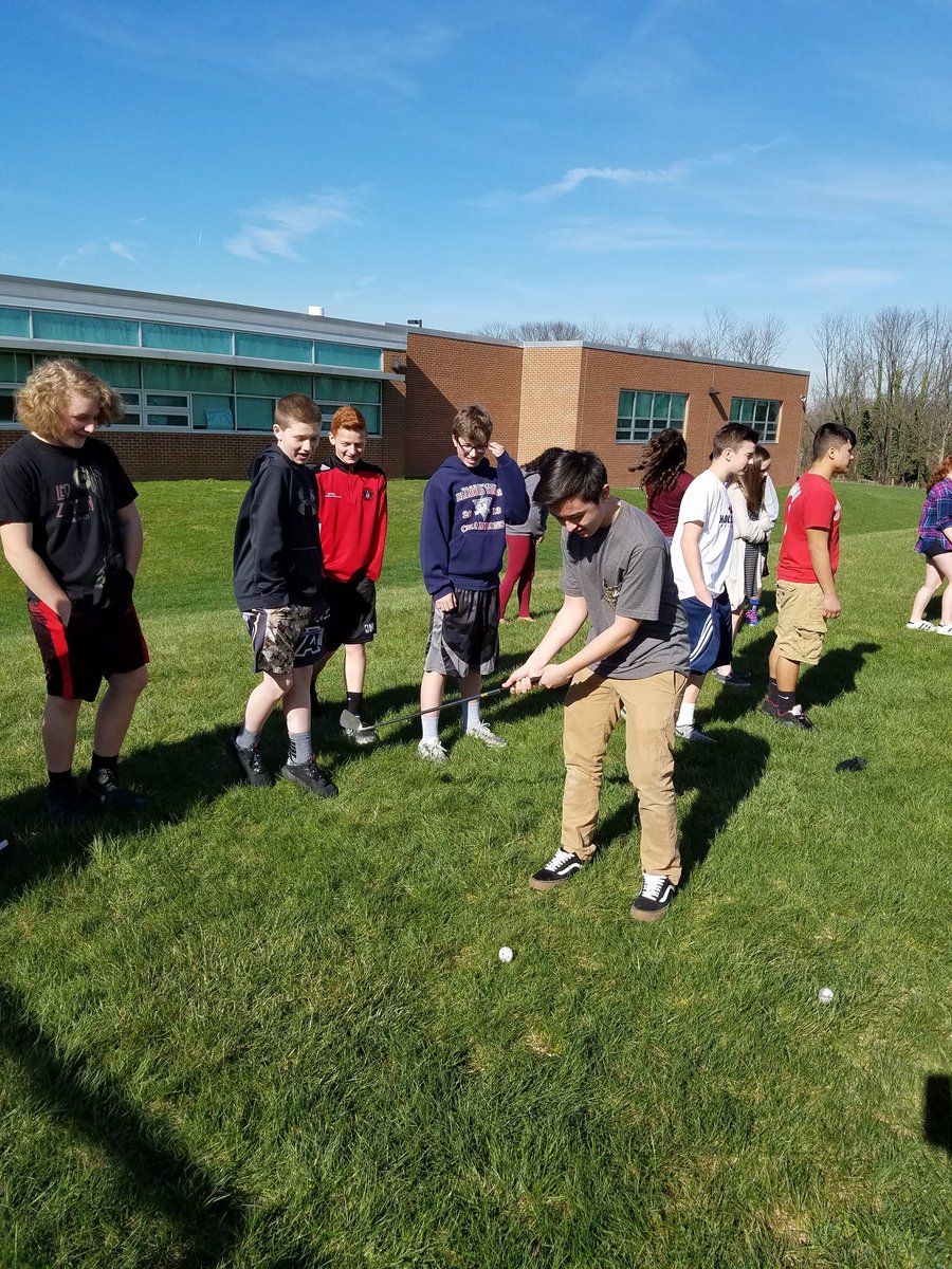 cbsenoramurray's tweet photo. Cuando un español gana el Masters la clase de español celebra! #themasters #vamossergio #cbsd #chippingcompetition #bootverbs @CBTamanendMS https://t.co/qzsocsssrZ