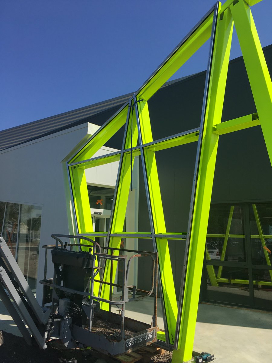 SARL_ALUMIN's tweet photo. Pose en cours : Mur Rideau jaune fluo à Pessac pour le futur laboratoire AQUANAL ! #menuiseries #laboratoire #fluo https://t.co/DxYNMESI6c