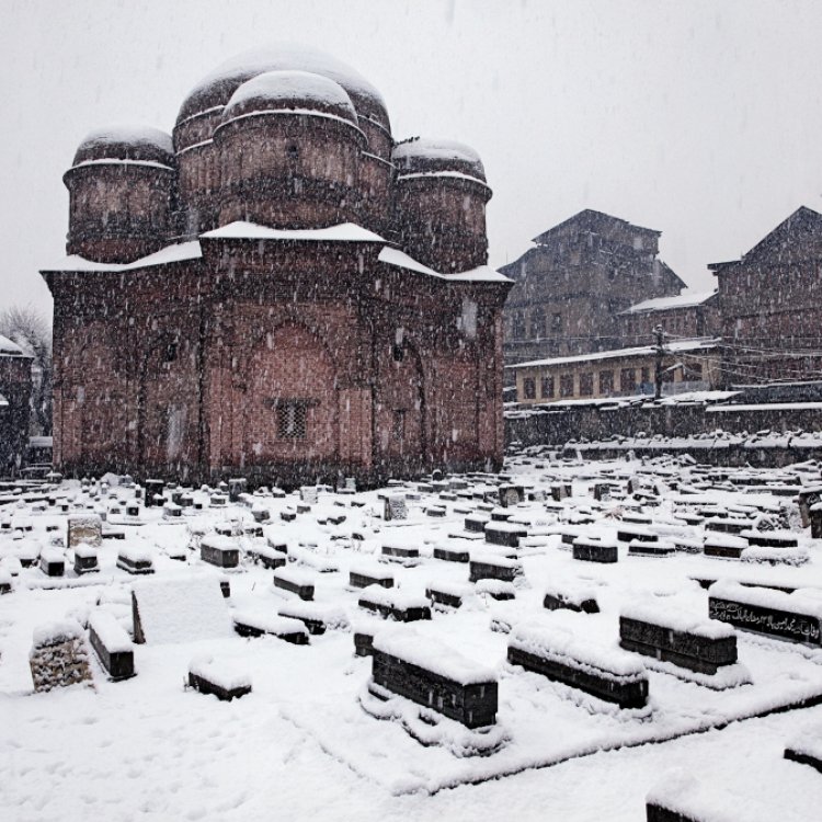 Don't miss our free artist talk w / <a href="/amitmehraphoto/">Amit Mehra</a> on his social documentary photos of Kashmir -
tomorrow, Apr 15: bit.ly/2ndbbWu