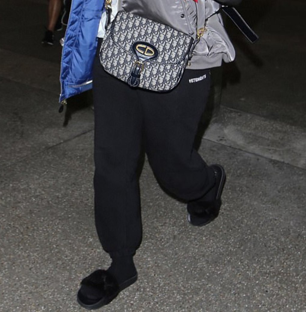 SockObsessed's tweet image. #MondayMotivation - Comfort first! Rihanna makes fashion faux pas.. ow.ly/IVvW30aIbH3