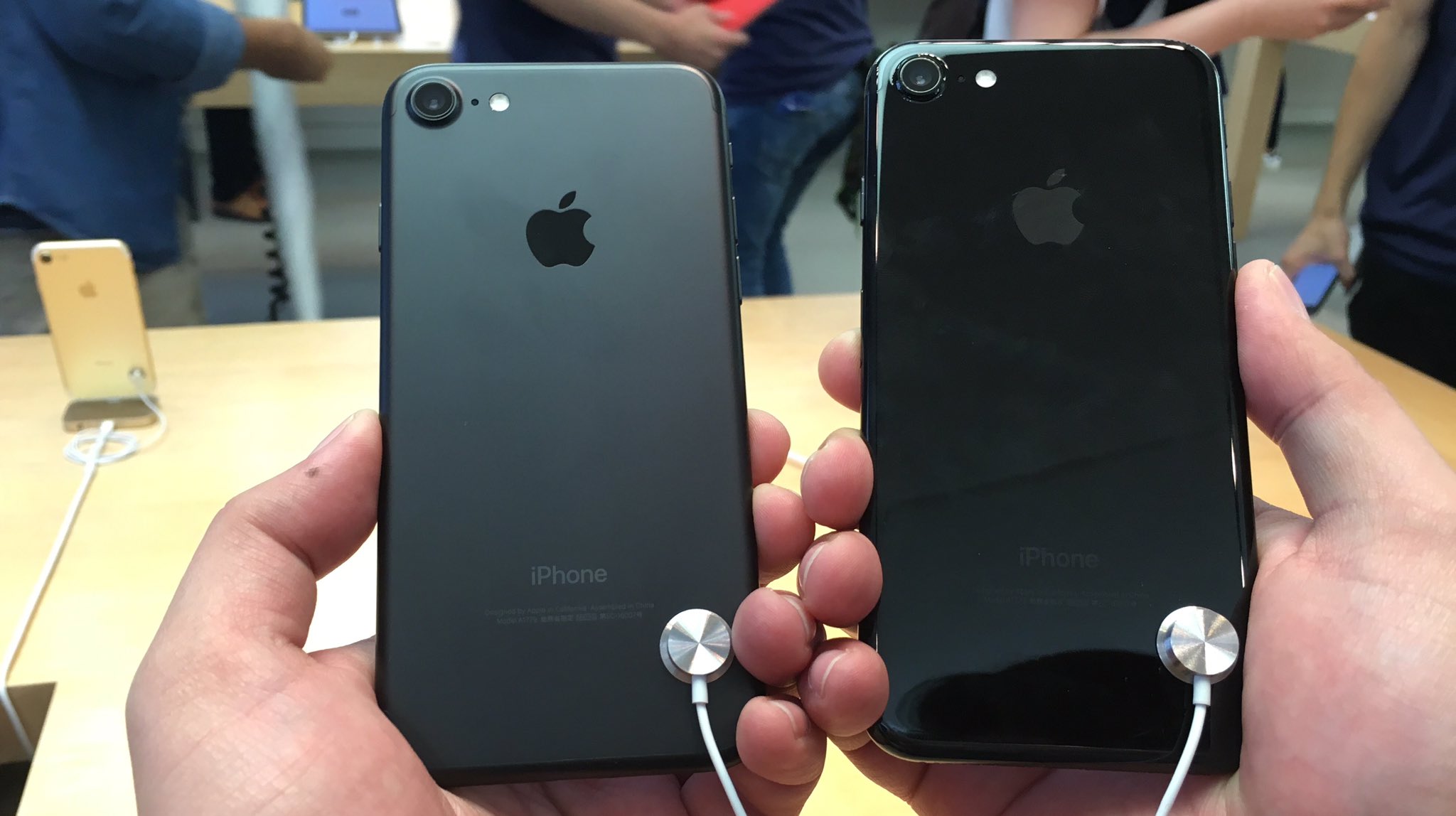 Iphone 7 Black vs Jet Black