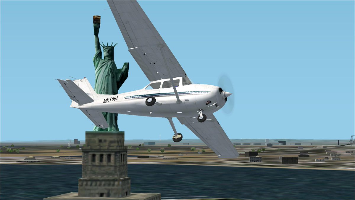 makomizu's tweet photo. 苦節数年、なぜかMSFS2002で飛べたw(Windows10にて)
FS98、FS2000、FSX-SEわまだウンともスンとも…。
数年ぶし(10年?)の割りにわ着陸シーケンス良くない?w #flightsim #FS2002 #FSX https://t.co/qRb7zUtojq