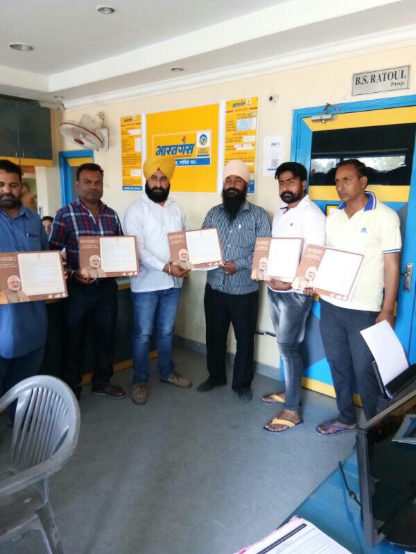 BPCLBathinda's tweet photo. Give it up PM's Thanks letters given to customers by M/sJagdev Gas Amritsar Bharatgas appreciate their contributions @BPCLimited https://t.co/NGTiOX9H6C