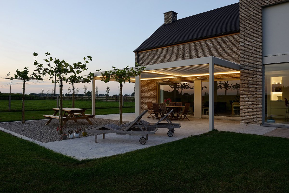 Begin rustig aan de werkweek. Vergeet zeker geen pauze te nemen… #zonsondergang #terrasoverkapping