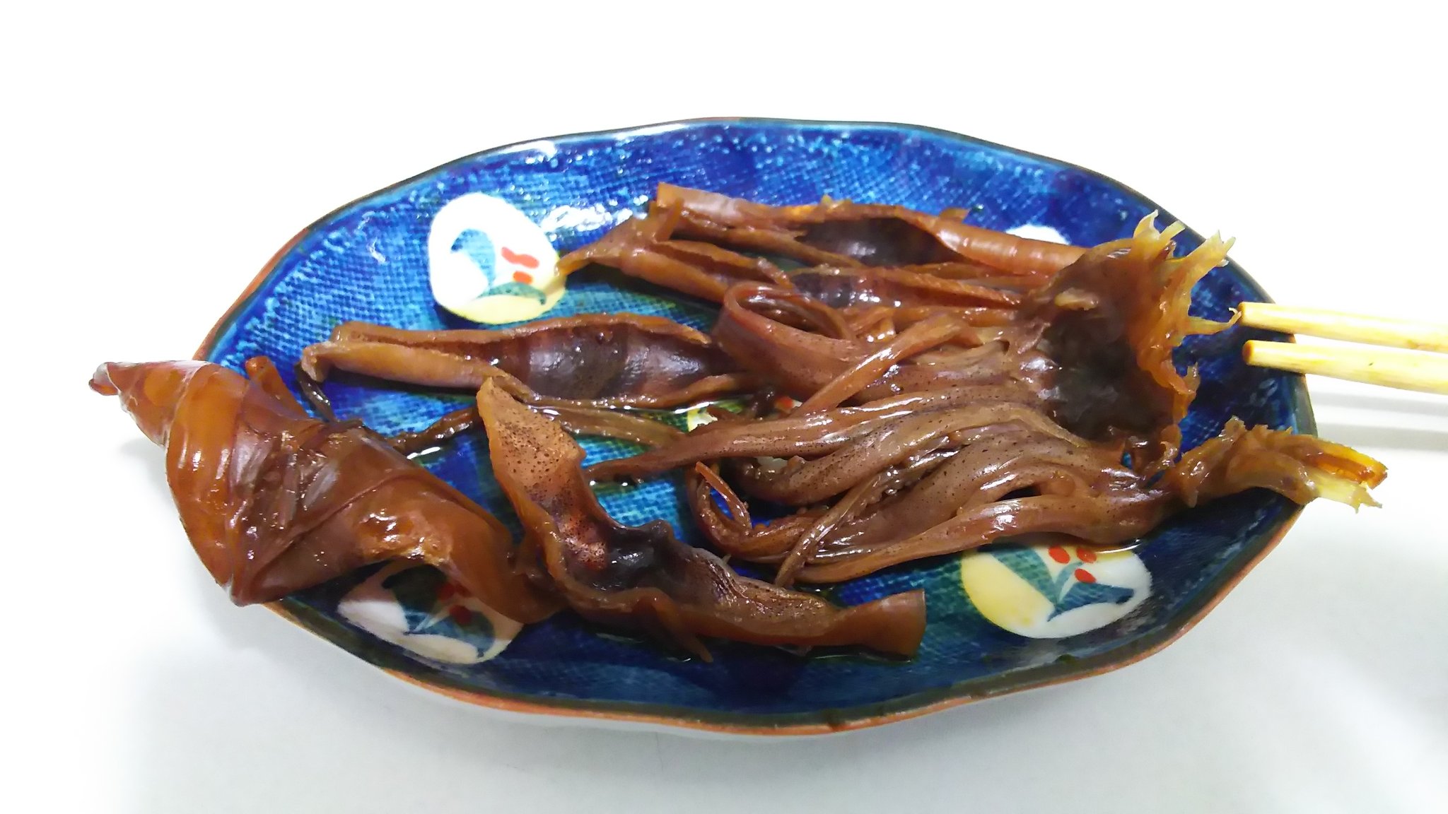 あじしおん 安いけど硬いスルメをですね 安いパック酒と醤油を6 4の液に漬けて冷蔵庫で寝かせて 軟かくなったらレンジでちょっと温めると美味しいんですよ よく余る小袋の生姜やワサビ 山椒 七味 胡椒等を気分で入れても楽しいんですよ お酒が消える