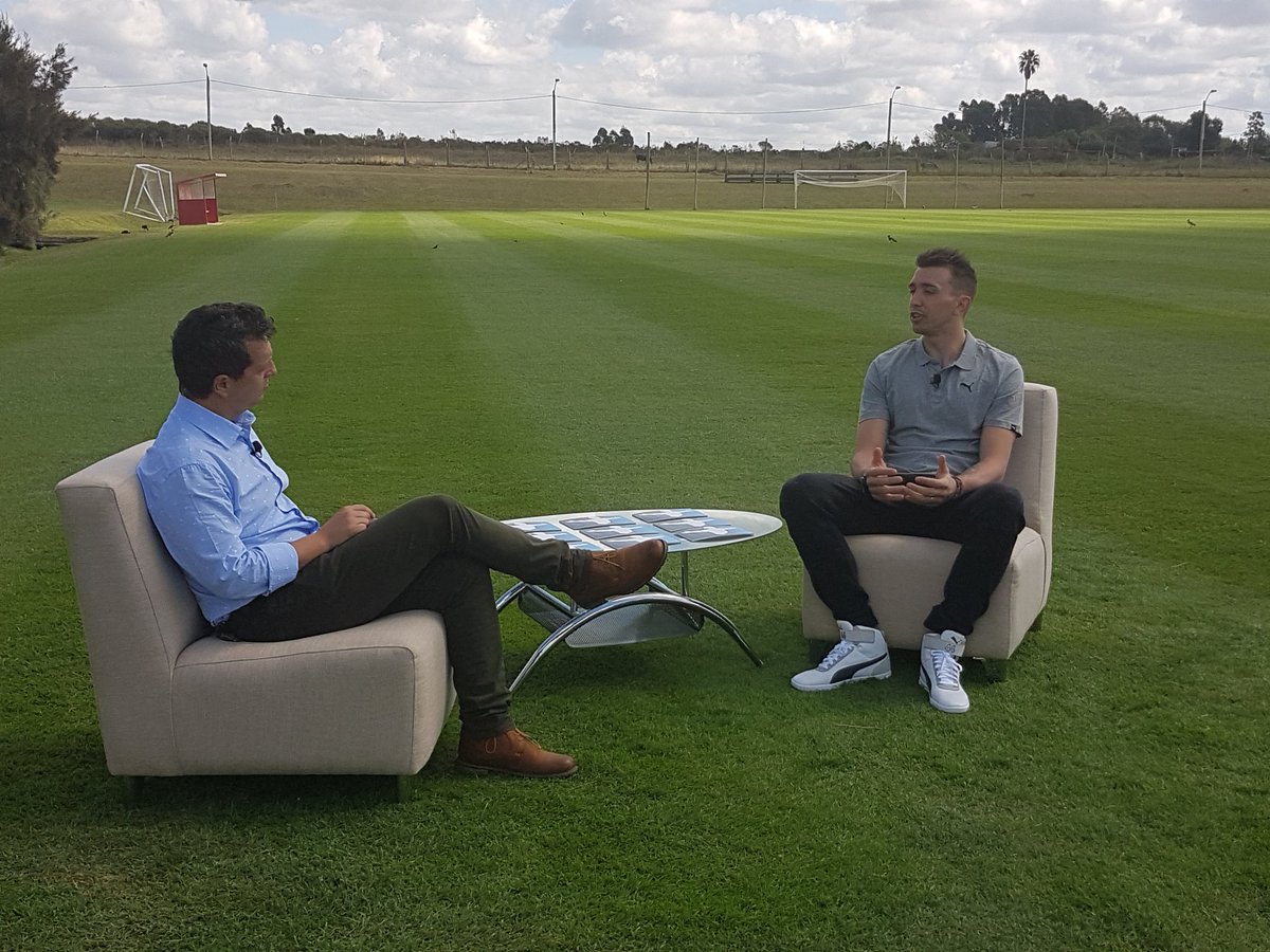 U_ru_guayo's tweet photo. Este miércoles a las 20.00 @1_Muslera_25 charla con @buysan en nuestro especial living. #UruguayoEnDIRECTV 612 y 1612 @DIRECTVUy https://t.co/69CHkI3sme