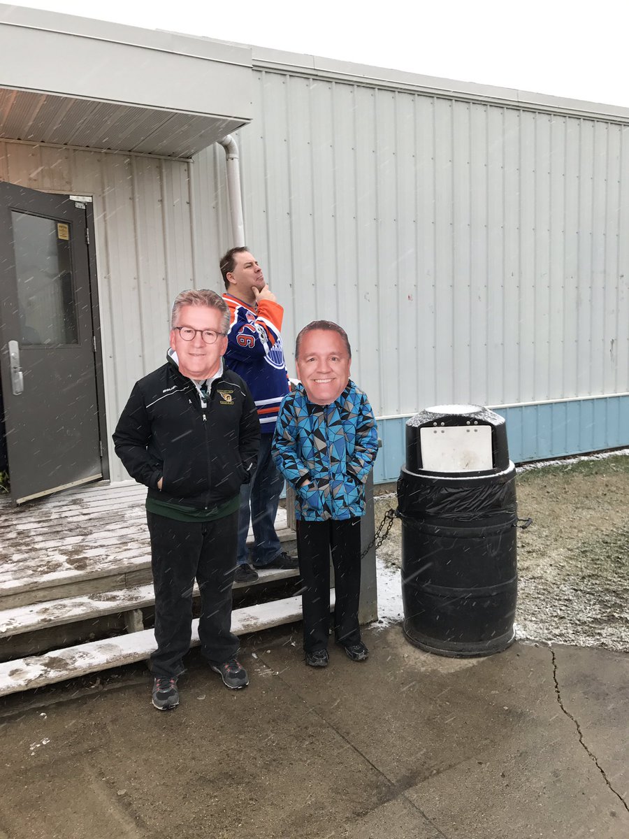 tofdrama's tweet photo. Monday morning bus supervision! @TofieldSch  #hardatwork #thebobbleheadsreturn https://t.co/aD5cUzhmo0