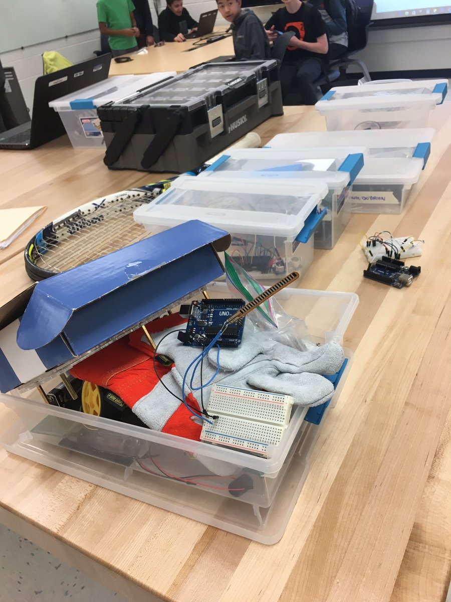 STEM_DavidHa's tweet photo. #makermonday in the #selc as we are approaching the deadline! #makerfaire https://t.co/AR39XH9KeH