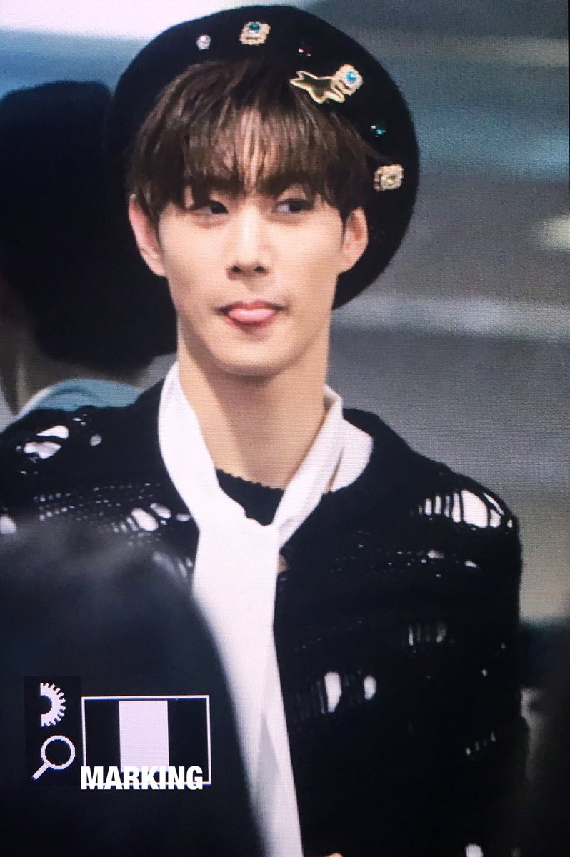 MARKing9394's tweet photo. 170410 부산 팬사인회 @mtuan93 

🎩🎩

#GOT7 #갓세븐 #Mark #마크
#FLIGHTLOG #ARRIVAL #NeverEver https://t.co/7Kz1FVWt9Q