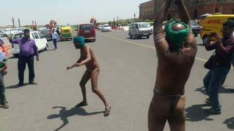 Kevinraja5's tweet image. பிரதமர் அலுவலகத்தில்
நம் விவசாயிகள் நிர்வாணமாக  போராட்டம் 

அம்மணமானது விவசாயிகள் அல்ல நம் நாடும் நம்மை ஆளும் அரசும் தான்..
#saveformer