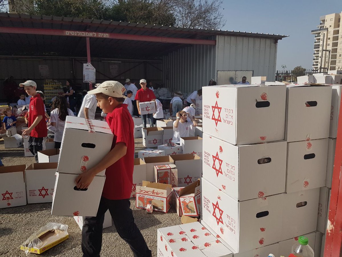 Mdais's tweet photo. R U #GivingBack 2 the community this #Pesach #Holiday? #MDA made sure families in
need could enjoy #Seder meals. #PassItOver & help others https://t.co/QAQh2w4v9K