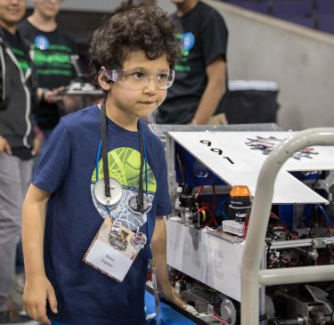 Friday at #GCU, Ronav got to realize part of his dream thanks to <a href="/MakeAWishAZ/">Make-A-Wish Arizona</a> and <a href="/FRCTeams/">FIRST Robotics Competition</a>. <a href="/FIRSTweets/">FIRST</a> #STEM news.gcu.edu/2017/04/stem-w…