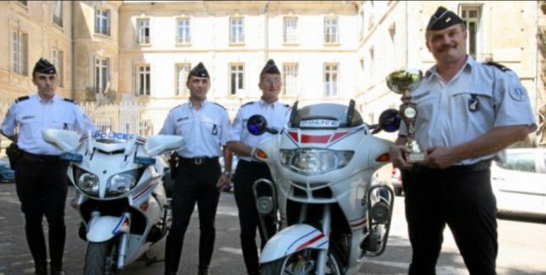 Toott_as's tweet photo. Journaliste - Une Belle remise pour une arrestation héroïque 
Thierry - Ah non ça c'est juste la coupe des champions de pétanque https://t.co/H8nns8ud0K