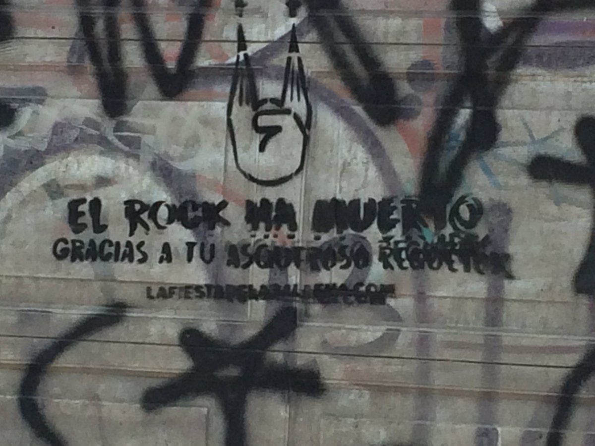 estebanentuiter's tweet photo. "El rock ha muerto gracias a tu asqueroso regueton" #FachadasTapatías https://t.co/1m3Z1LUtSl