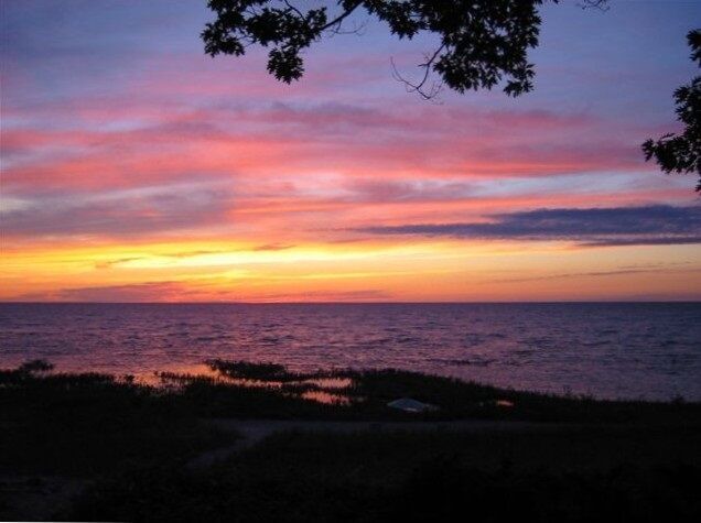 Just another unforgettable #northernmichigan #sunset to cap off your Monday. Enjoy! #upnorth #visitmichigan #harborspringsmi