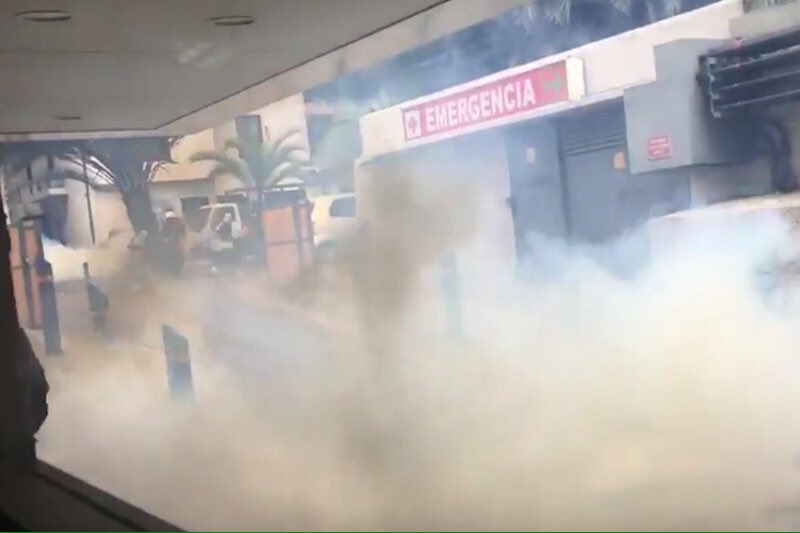 alejandroleyo's tweet photo. #10Abril GNB arrojó bombas lacrimógenas a la Clínica Las Mercedes #Caracas vía @cheo070777 https://t.co/IwBuQqptFI