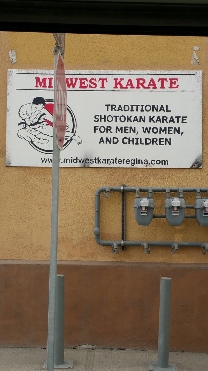 MitchLHowz's tweet photo. This sign has been here ever since I was a kid. To me, it's an icon.  #icon #midwest #karate #yqr https://t.co/3KzK9YeufU