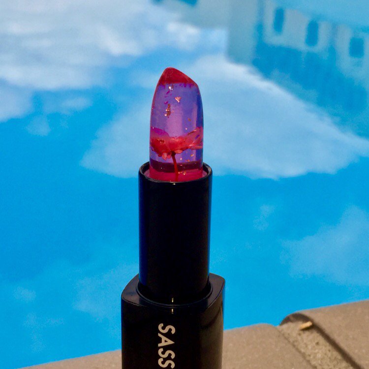SassyLipsUS's tweet photo. This #ColorChangingLipstick is #PoolParty proof! DYK it’s #LongLasting withstand just about anything so you can slay #WhenBaeLooksYourWay https://t.co/GYoEnwKt2H
