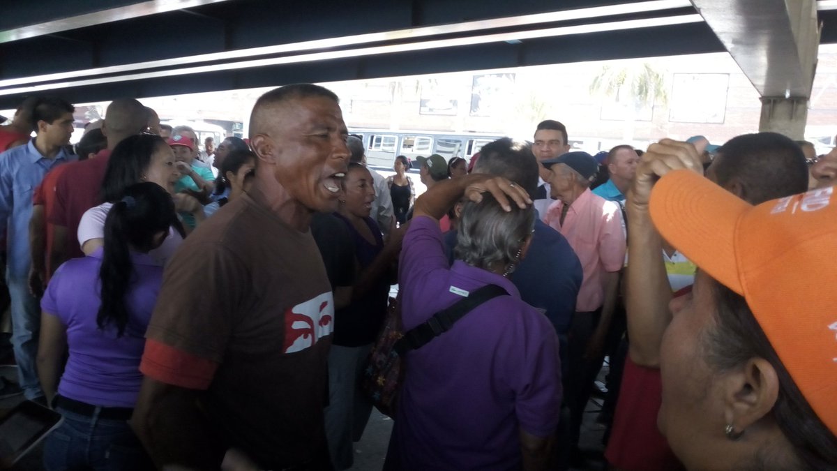 ArmandoArmas's tweet photo. #URGENTE Colectivos intentan agredir a nuestros activistas de @VPAnzoategui y @unidadvenezuela, ¡RESISTENCIA! https://t.co/U86mG5P63q