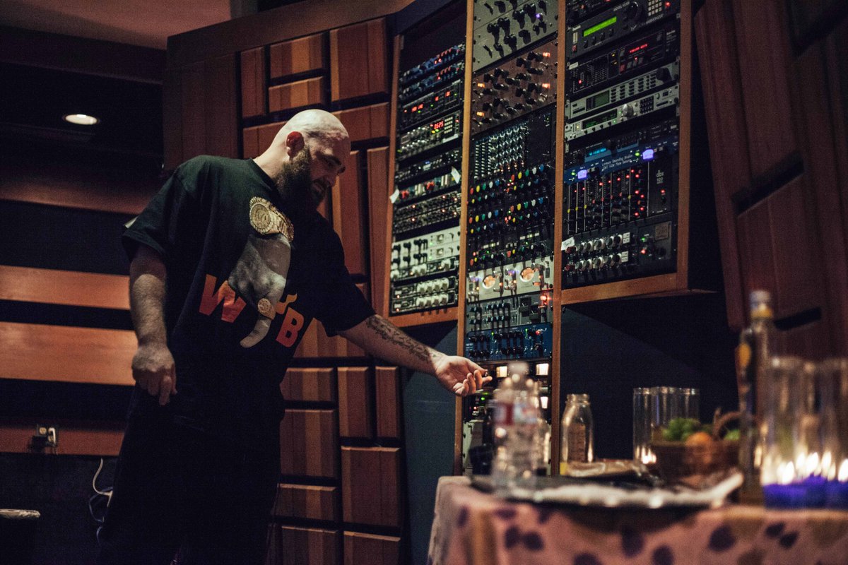 Meet <a href="/BENBILLIONS/">Ben Billion$</a>, the clandestine Miami producer making beats for all your favorite artists. thefader.com/2017/04/06/ben…