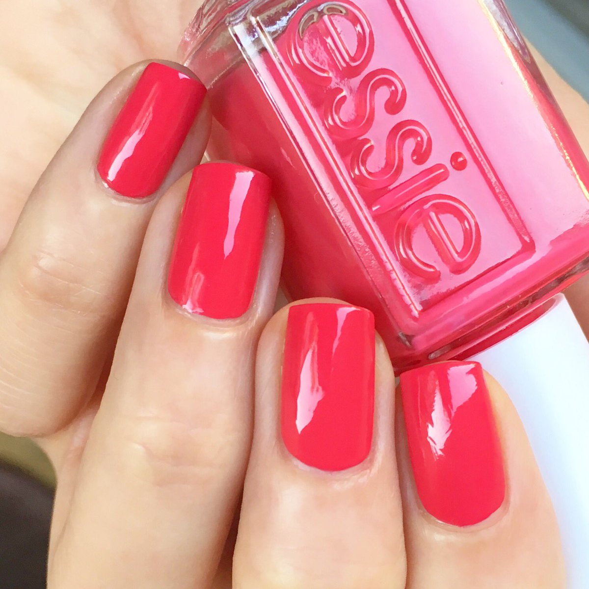 lovefreshpaint's tweet photo. I've fallen in love with Resort Romanza. Well named, @essie! 🌺😍 #essielove #obsessie #rmforessie #manicuremonday https://t.co/dg2tVzlscB