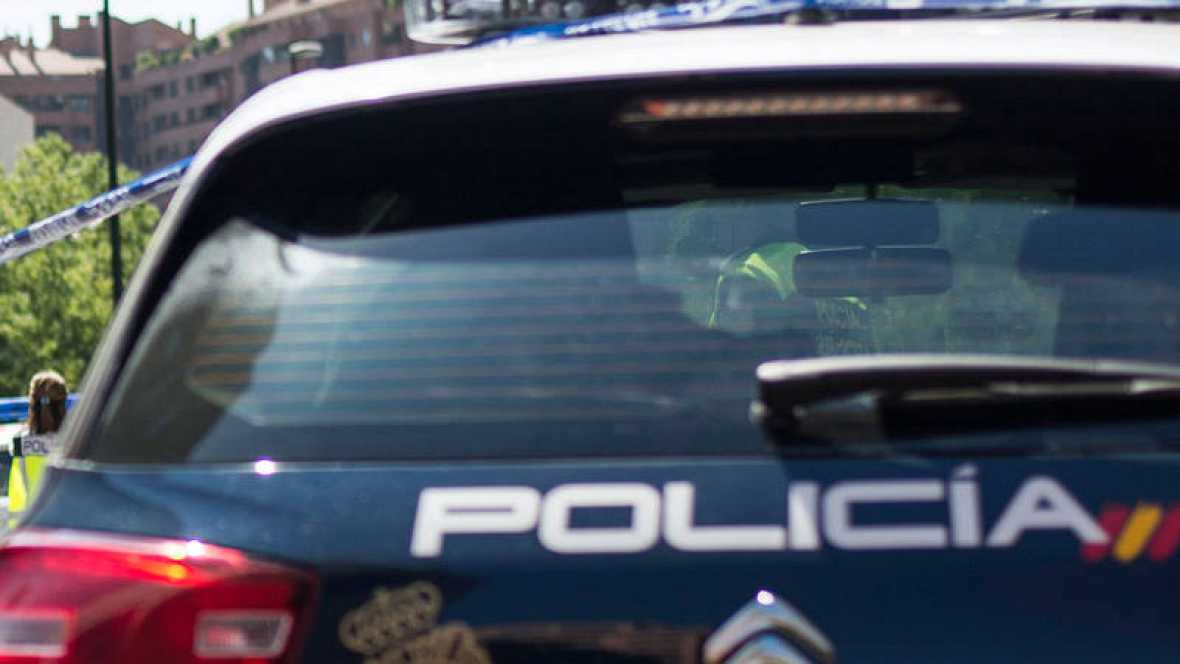 rtvenoticias's tweet photo. 🔴 Un hombre mata presuntamente a su mujer y se ahorca en Almería https://t.co/veU2DIEbzG La Policía ha encontrado este lunes los dos cuerpos https://t.co/G9RKfN0IaB