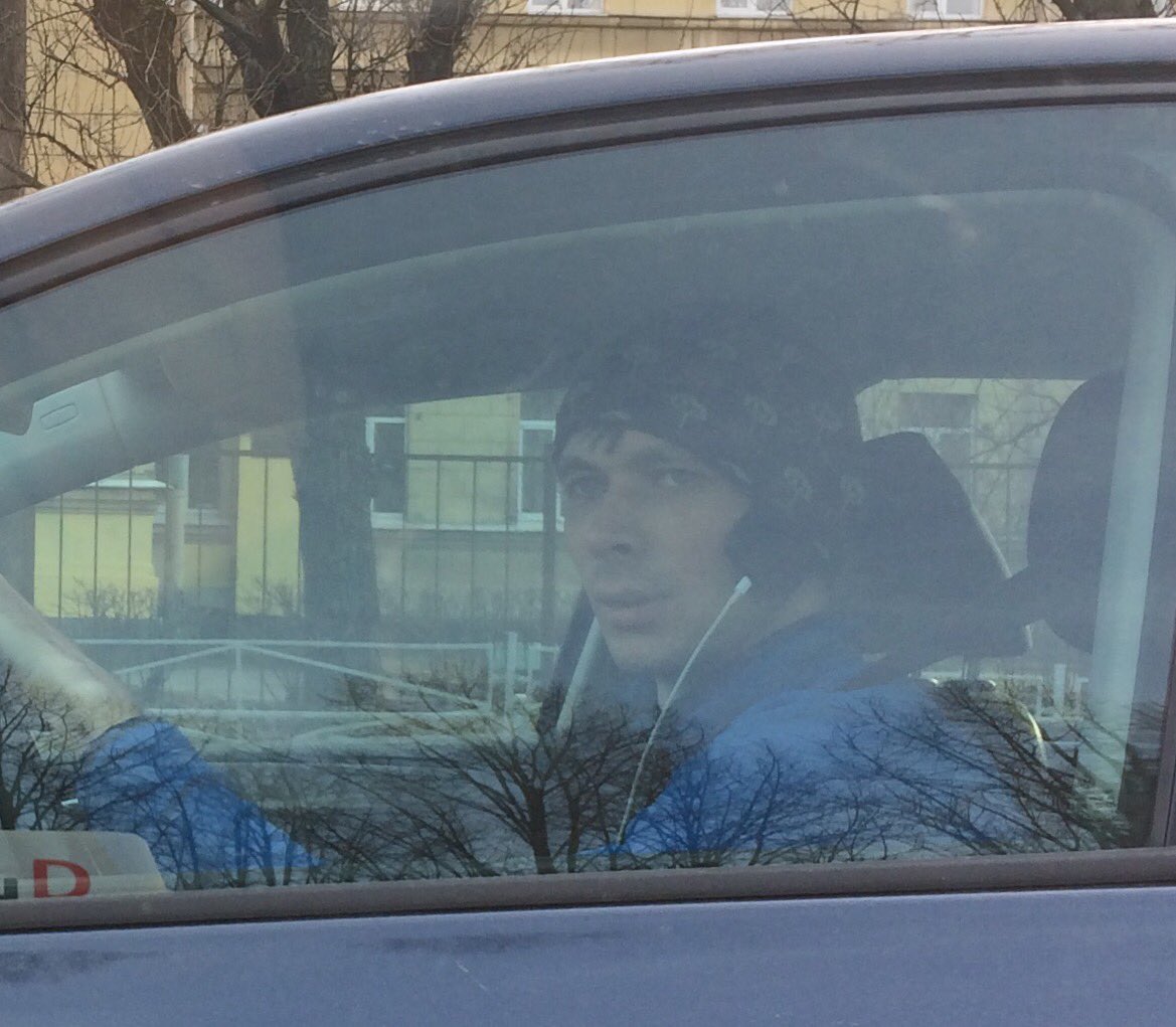 13pm's tweet image. Who needs a headset anyway