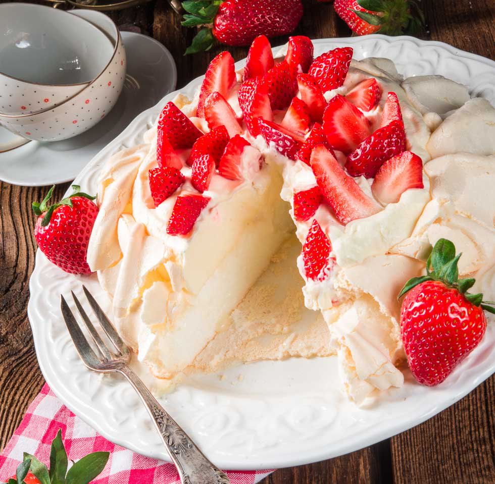 SweetCookingNet's tweet image. Pavlova recipe in 12 easy steps + tips, tricks and variations at the end sweetcooking.net/pavlova/