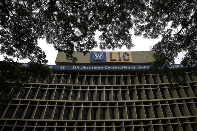 FinancialXpress's tweet photo. Government appoints two more MDs at #LIC- #BVenugopal, #SunitaSharma https://t.co/A3NiyS5K7t https://t.co/fOcJ4L7F08