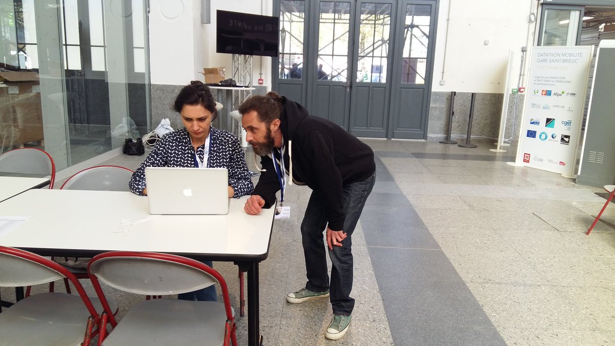 Adrien_Arnaud's tweet photo. #datathonmobility 3/3 c déjà fini.Merci aux méduses ;) @simplonco @AGEFOSPME @CGET_gouv @GretaCotesArmor #CordonElectronics et aux passants https://t.co/JrXTW1fiGQ