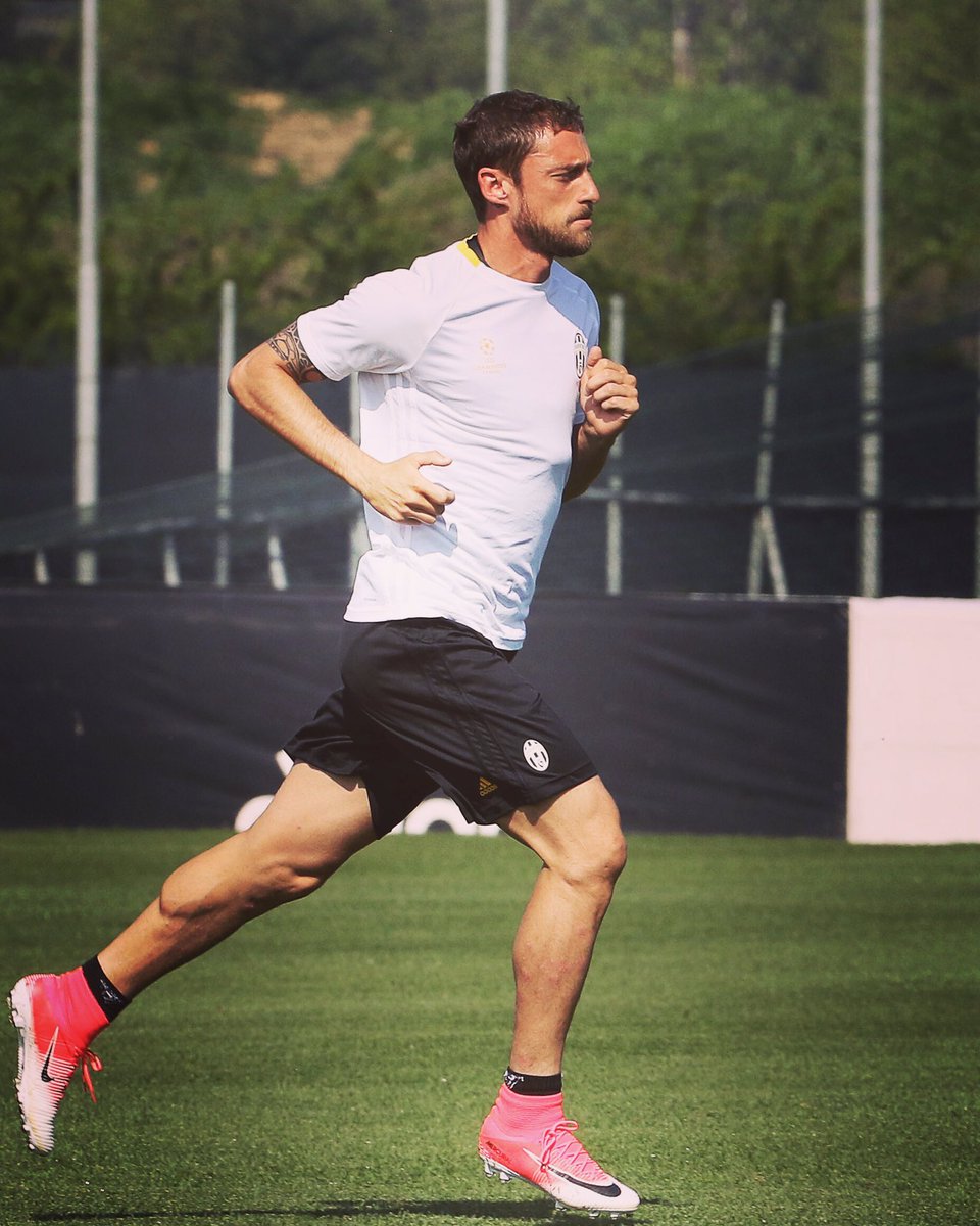 ClaMarchisio8's tweet photo. Finito ora allenamento 🏋⚪️⚫️✌️
Pronti per domani!! #ItsTime #UCL #JUVBAR #tilltheend https://t.co/6ZI4gSpDN6