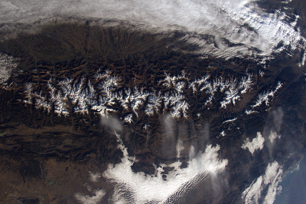 Thom_astro's tweet photo. Une photo d’❄️ avant de passer au printemps: les #Pyrénées. On dirait que toutes les vallées sauf une sont orientées S/N https://t.co/1TtWHSIY5h