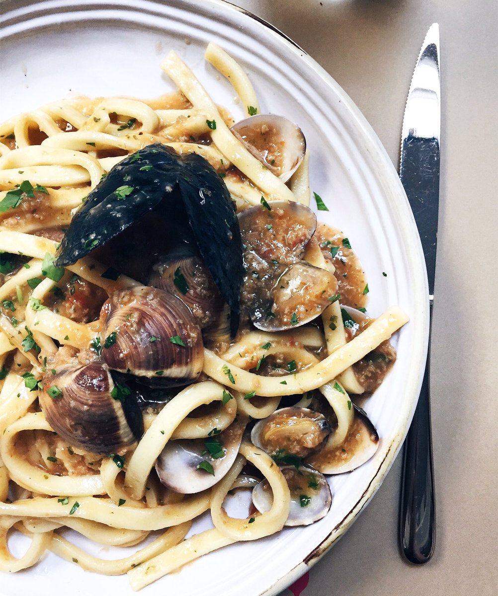 giuliaviolante's tweet image. E il profumo che non si può fotografare 🍝🐚 #pulia #foodporn #milano instagram.com/p/BSti9buhHlD/
