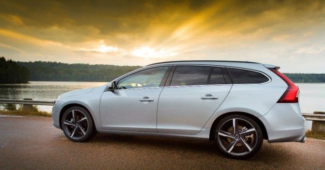 DriveNewsNet's tweet image. 2017 Volvo V60: Elegance in Wagon Form bit.ly/2oiCsda