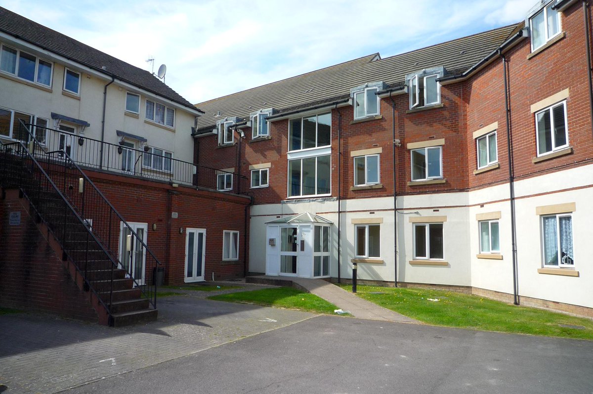 WOW, a large 2 bed flat with parking and modern kitchen #Gosport bit.ly/2ny5NSe @PropertyHants @LeadersSouth <a href="/Neal_Ball_AM/">Neal</a>