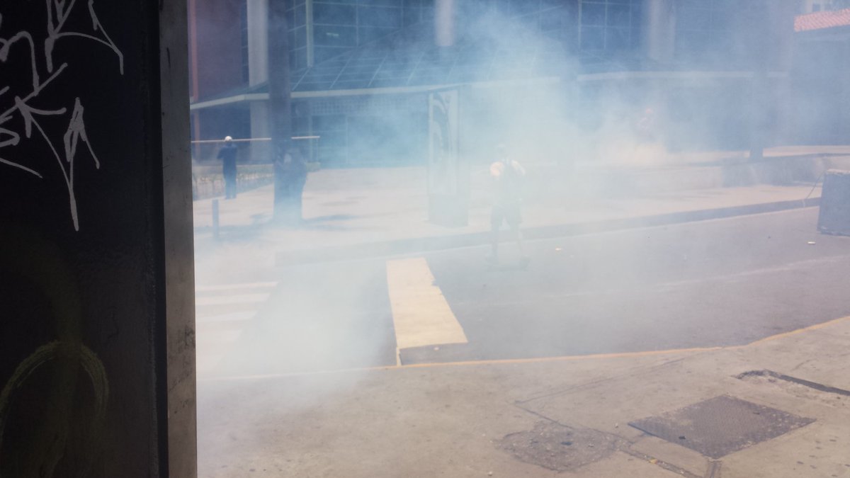 jesusmedinae's tweet photo. Represion en Caracas Venezuela en estos momentos https://t.co/GmqcDsxszP