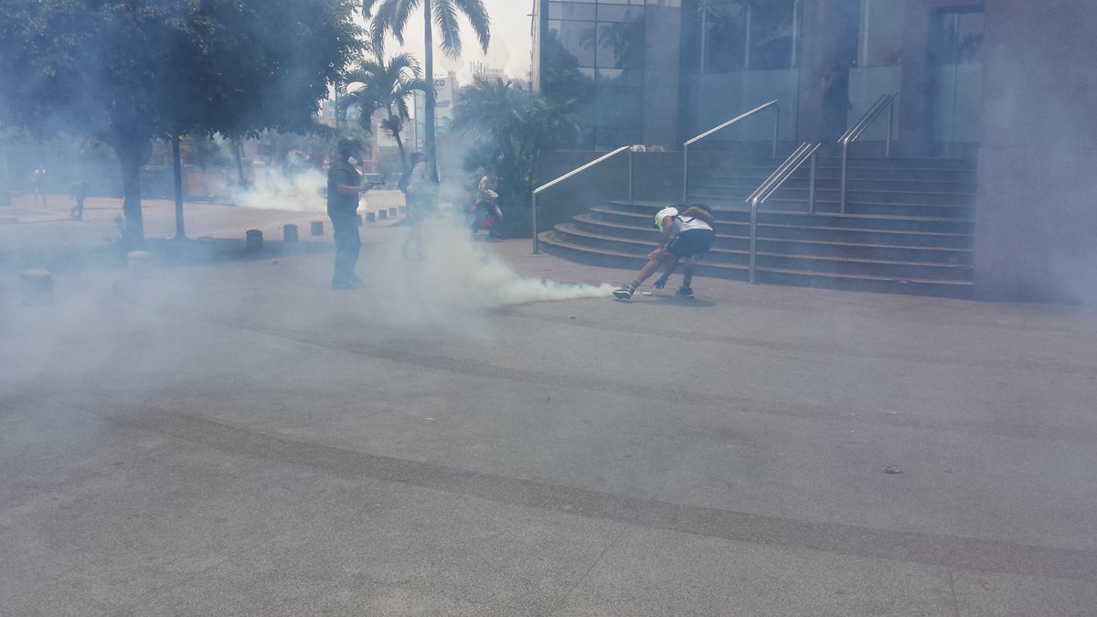 jesusmedinae's tweet photo. Represion en Caracas Venezuela en estos momentos https://t.co/GmqcDsxszP