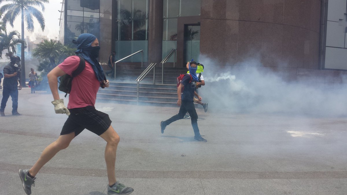 jesusmedinae's tweet photo. Represion en Caracas Venezuela en estos momentos https://t.co/GmqcDsxszP