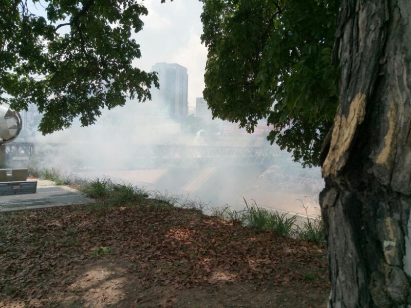ElNacionalWeb's tweet photo. Lluvia de bombas contra manifestantes en los alrededores de Las Mercedes, Bello Monte y El Rosal #10Abr  https://t.co/Y2wW1zNyz7