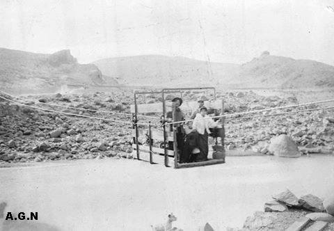 AGNArgentina's tweet image. Cruzando el río Neuquén, a la altura de Chos Malal, en el cajón aéreo, 1915.
Inventario 77806